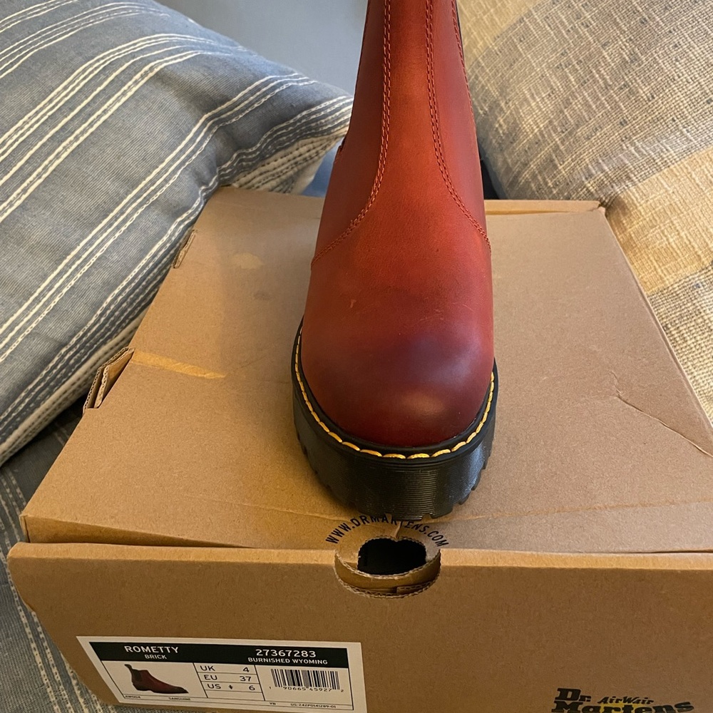 The color of the boot is brick beautiful can be dress up or  casual.